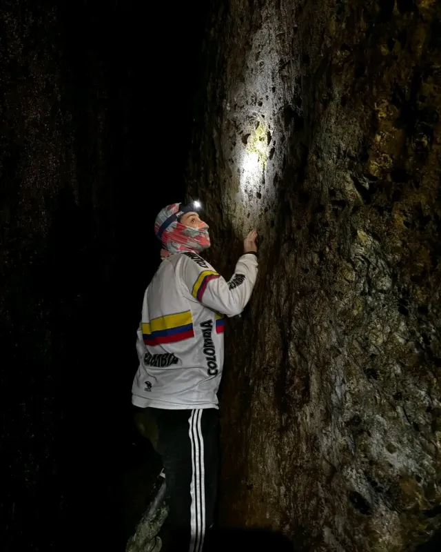 Visitante acompañado frente a una de las Cuevas del Mohán, en la zona rural de Dabeiba.